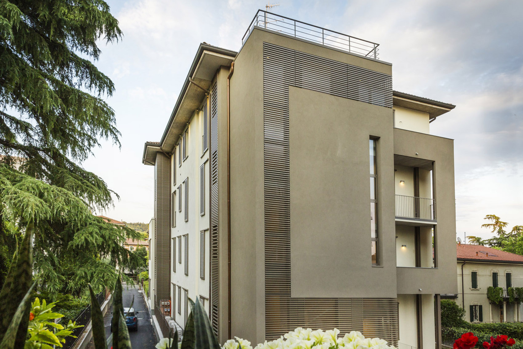 Vista da via San Leonardo con il nuovo vano scale.